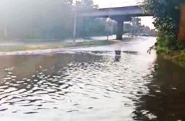 VIDEO: Potopljen deo saobraćajnice kod podvožnjaka u Kamenici, 