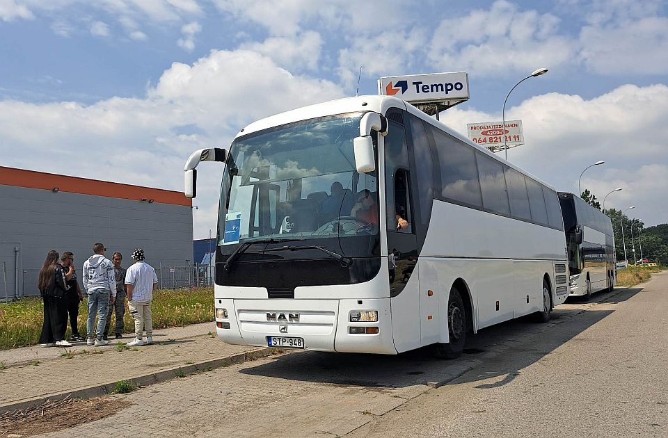FOTO, VIDEO: I Novosađani se spremaju za "najveći skup", voze ih autobusi mađarskih i BiH tablica