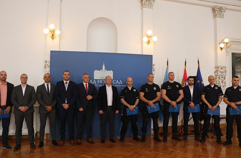 FOTO, VIDEO: Novi Sad nagradio 10 policajaca sa po 40.000 dinara