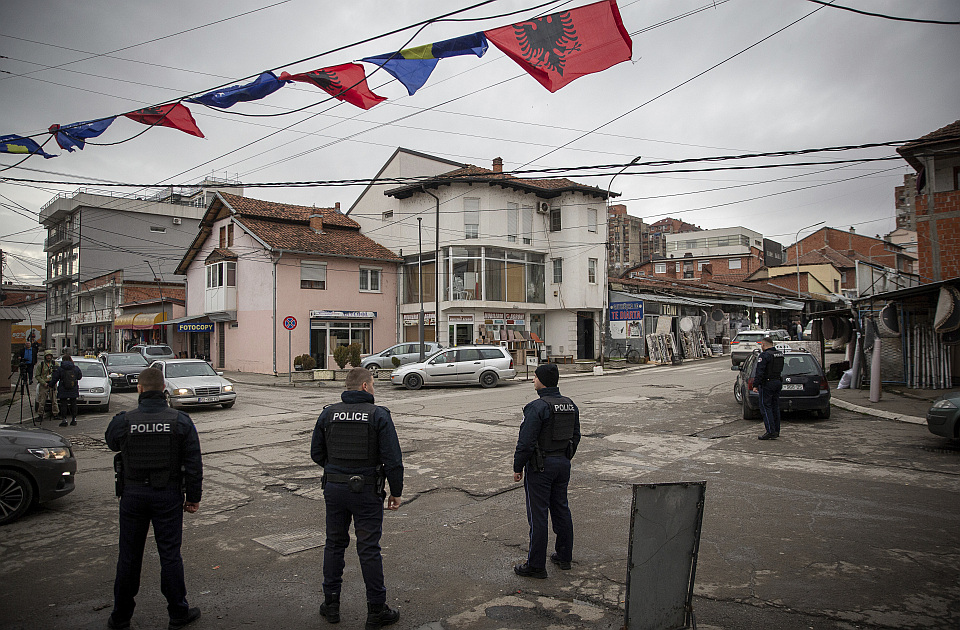 Leposavić u barikadama: Policija bacila suzavac i šok bombe, ulaze u zgradu opštine
