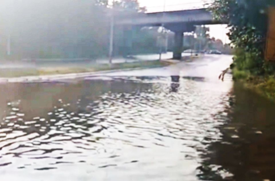 VIDEO: Potopljen deo saobraćajnice kod podvožnjaka u Kamenici, "plivaju" automobili