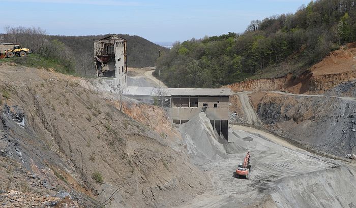 FOTO: Uprkos nalozima inspekcije, kamenolom na Fruškoj gori i dalje radi