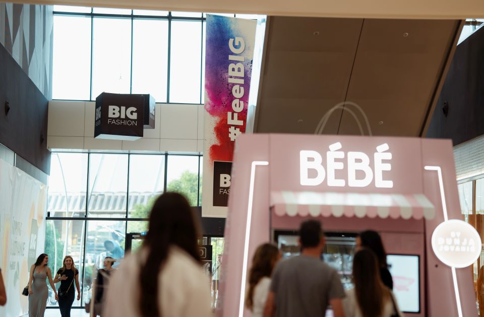 FOTO Roze revolucija u Big Fashion Novi Sad: Bébé Express vending mašina donosi modu na klik