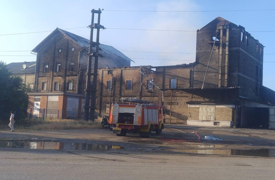 FOTO, VIDEO: Ugašen veliki požar koji je izbio u Srbobranskom mlinu, vatrogasci još na licu mesta 