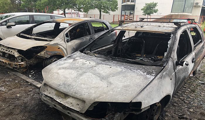 FOTO: Izgorela dva automobila na parkingu na Novom naselju