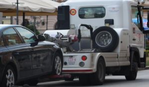 Parking servis odneo skoro sva parkirana vozila iz Pećke ulice, stanari zbunjeni i revoltirani
