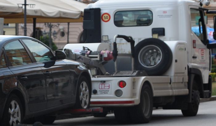 Parking servis odneo skoro sva parkirana vozila iz Pećke ulice, stanari zbunjeni i revoltirani