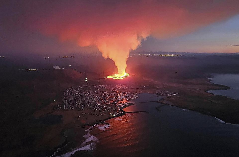 U islandskom gradu nivo uzbune na najvišem nivou: Lava zapalila kuće, otvorile se pukotine u zemlji