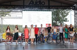 Najbolji novosadski đaci dobili 55 bicikala, na Štrandu prošli i kratku obuku vožnje