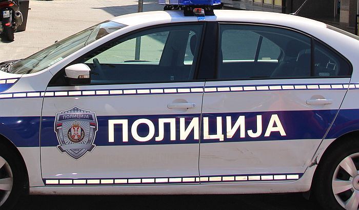 Sekli stabla bagrema u Čelarevu za vreme policijskog časa