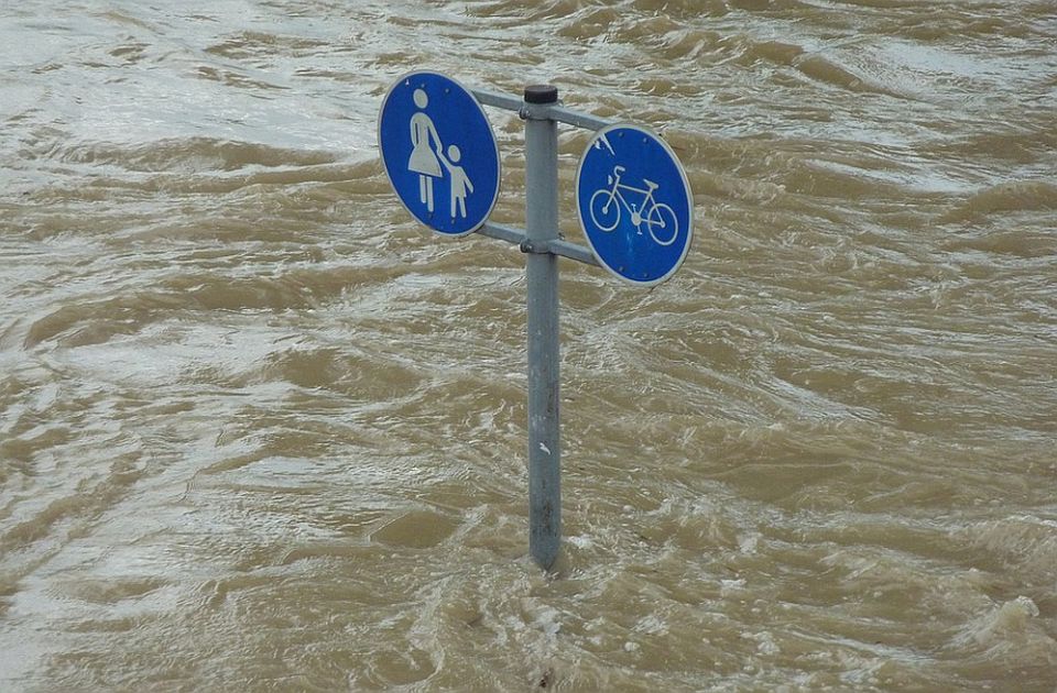 VIDEO: Poplave u Lisabonu - bujica nosila automobile i ulazila u zgrade, jedna osoba poginula