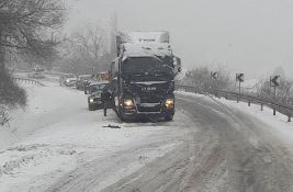 Vozači, obratite pažnju zbog snega: U Vojvodini mokri kolovozi, u ostatku Srbije obavezni lanci 
