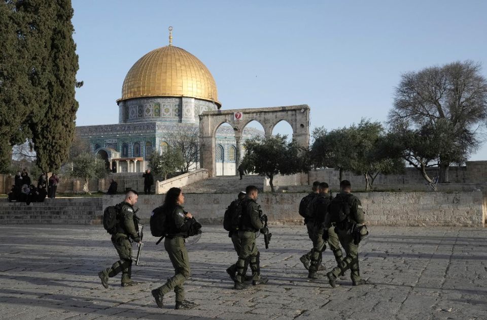 VIDEO: Palestinci bacali petarde u džamiji, izraelska policija ih rasterala šok bombama