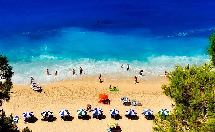 Grčka menja pravila ponašanja na plažama zbog virusa korona