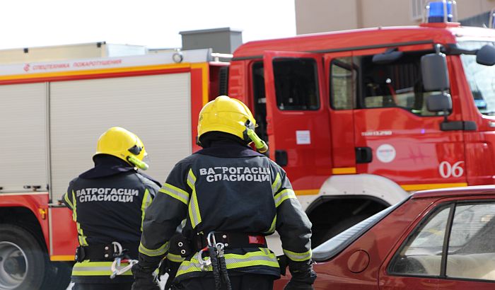Zbog dehidracije prilikom gašenja požara u Beogradu dva vatrogasca u bolnici