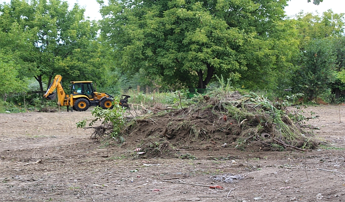 FOTO: Čisti se prostor za novi park između Detelinare i Novog naselja