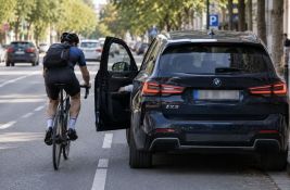 Novi BMW modeli neće dozvoliti da otvorite vrata ako nailazi biciklista