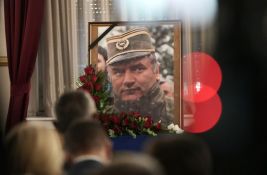 U Domu Vojske Srbije u Beogradu održana komemoracija Ratku Mladiću, napolju ostale stotine ljudi