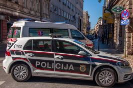 Teška nesreća u Cazinu: Troje dece ostalo bez noge kada je auto uleteo u dvorište