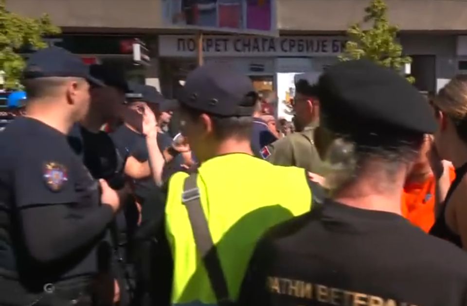 Policija ne dozvoljava Nišlijama prilazak pozorištu gde se održava sednica Glavnog odbora SNS-a