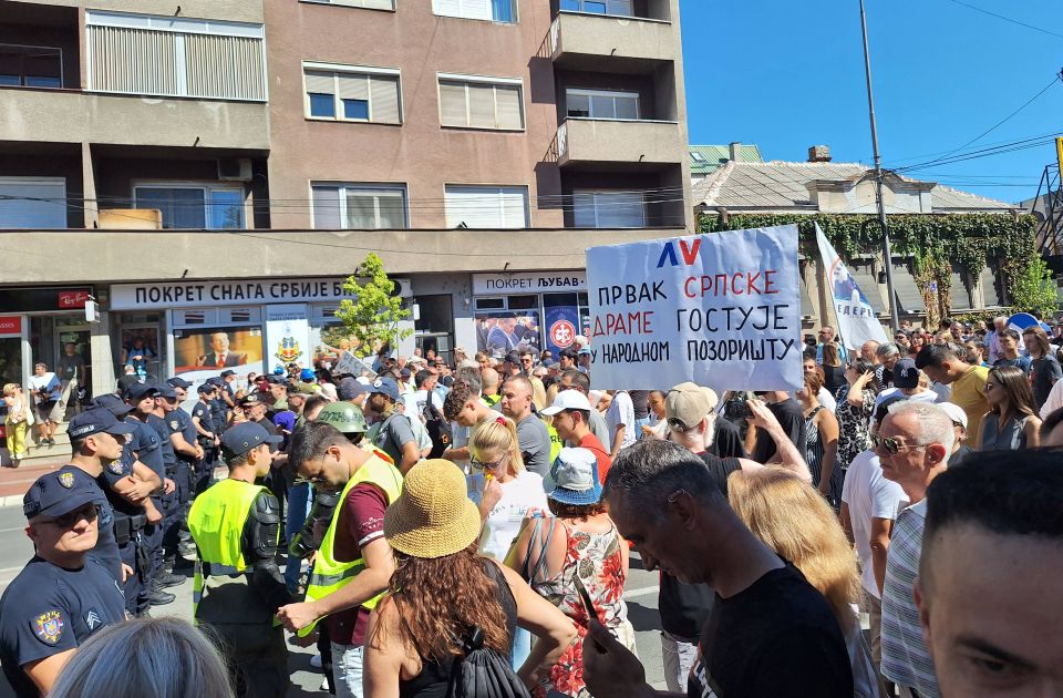 Policija ne dozvoljava Nišlijama prilazak pozorištu gde se održava sednica Glavnog odbora SNS-a