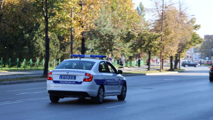 Maloletnici uz pretnju replikom pištolja opljačkali prodavnicu 