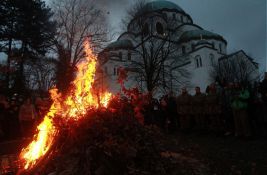 Zapaljeni badnjaci u hramovima širom Srbije
