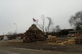 FOTO: Na Klisi spremna velika lomača za Badnje veče, ekolozi upozoravaju da su u njoj i gume