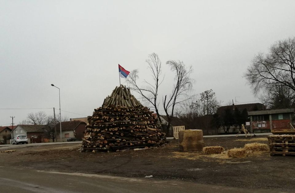 FOTO: Na Klisi spremna velika lomača za Badnje veče, ekolozi upozoravaju da su u njoj i gume