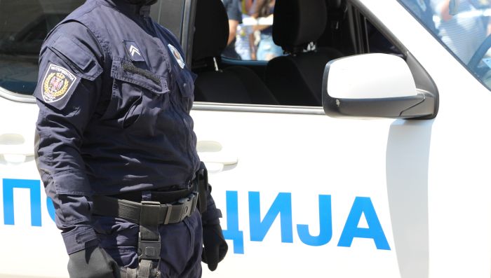 Srbobran: Oštetila automobile policajaca