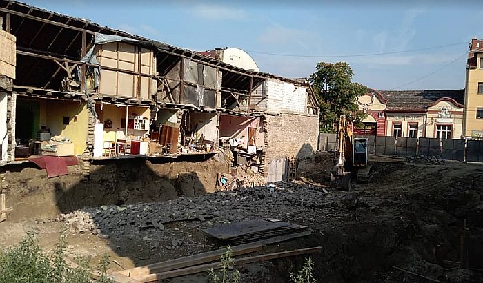 FOTO: Investitor kopao temelj za višespratnicu u Dositejevoj, susednoj kući se urušio zid