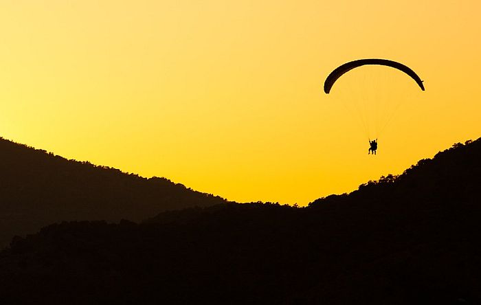 Dvoje poginulo u padu paraglajdera u Bečićima