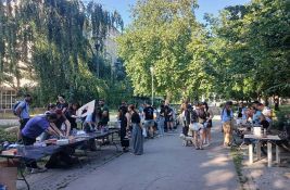 VIDEO: Studentska akcija na kampusu: Šaranje majica i cegera kao zagrevanje za skup u subotu