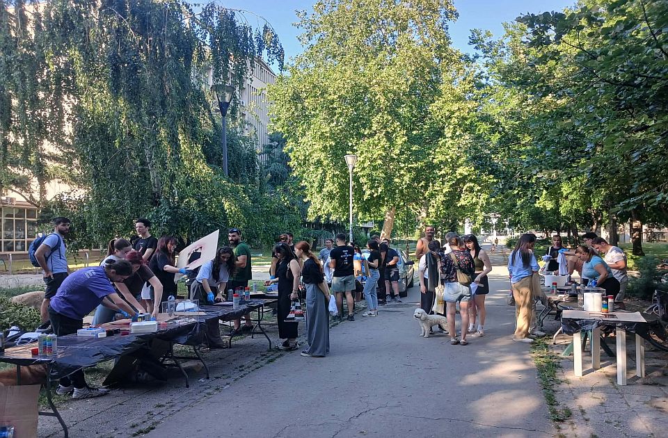 VIDEO: Studentska akcija na kampusu: Šaranje majica i cegera kao zagrevanje za skup u subotu