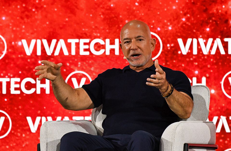 Bezos: AI će u budućnosti stvoriti više radnih mesta nego što će ih ukinuti