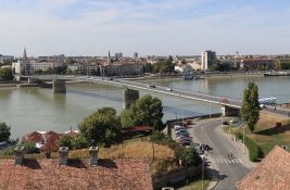 Muškarac šetao po ogradi Varadinskog mosta i pao u Dunav, i dalje se traga za njim