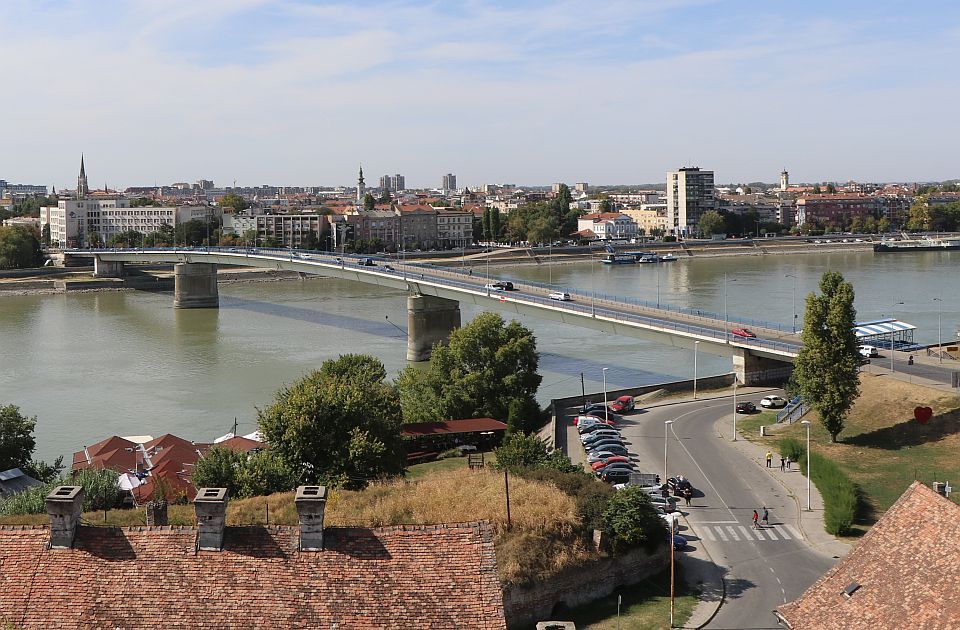 Muškarac šetao po ogradi Varadinskog mosta i pao u Dunav, i dalje se traga za njim