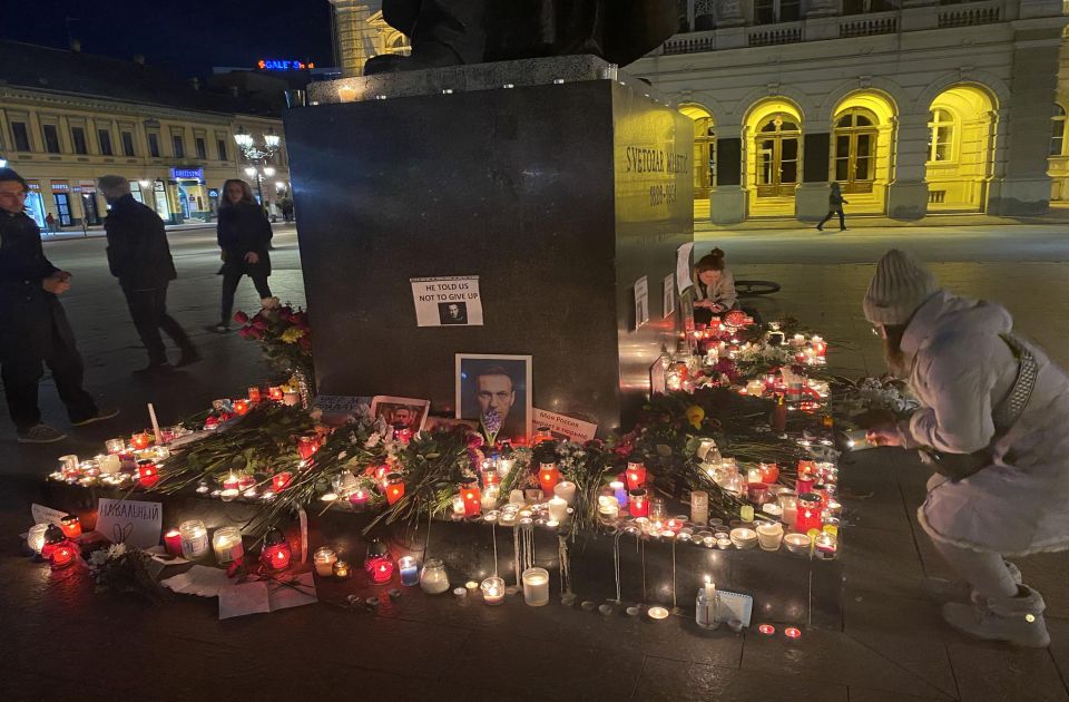 FOTO: Novosađani u centru grada pale sveće za Alekseja Navaljnog
