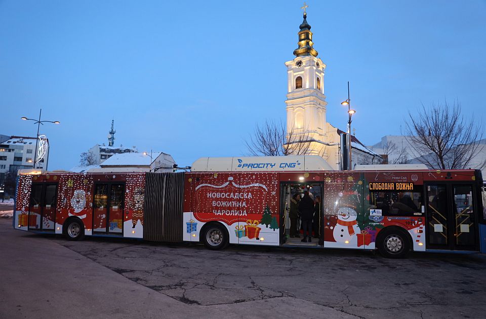 FOTO: Dečije predstave do 16. januara u posebno dekorisanom božićno-prazničnom autobusu GSP-a