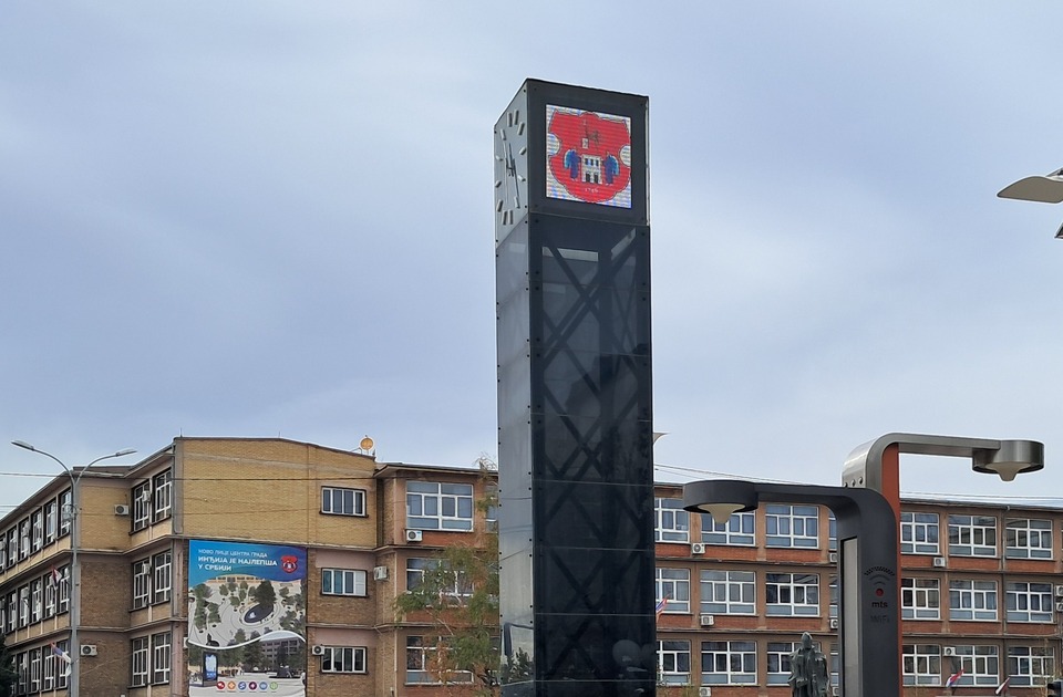 Gradski sat u Inđiji: 400.000 dinara godišnje za održavanje, oštećeni sat uglavnom ne radi