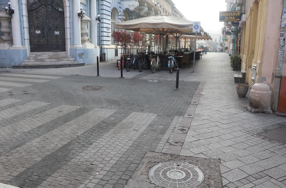 FOTO: Stubići u centru grada uništeni da bi vozači ulazili u pešačku zonu, biće ponovo postavljeni