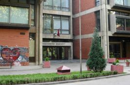 Portirska služba Filozofskog fakulteta u Novom Sadu evidentira profesore pri ulasku: 
