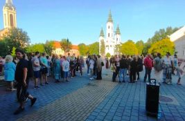 Jedna majka iz Bečeja prekinula štrajk glađu ispred opštine, druga nastavlja 