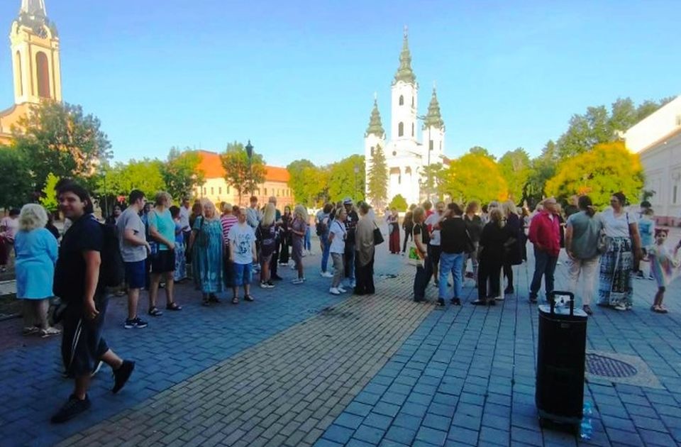 Jedna majka iz Bečeja prekinula štrajk glađu ispred opštine, druga nastavlja 
