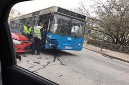 FOTO: Autobus i automobil se sudarili na početku Varadinskog mosta