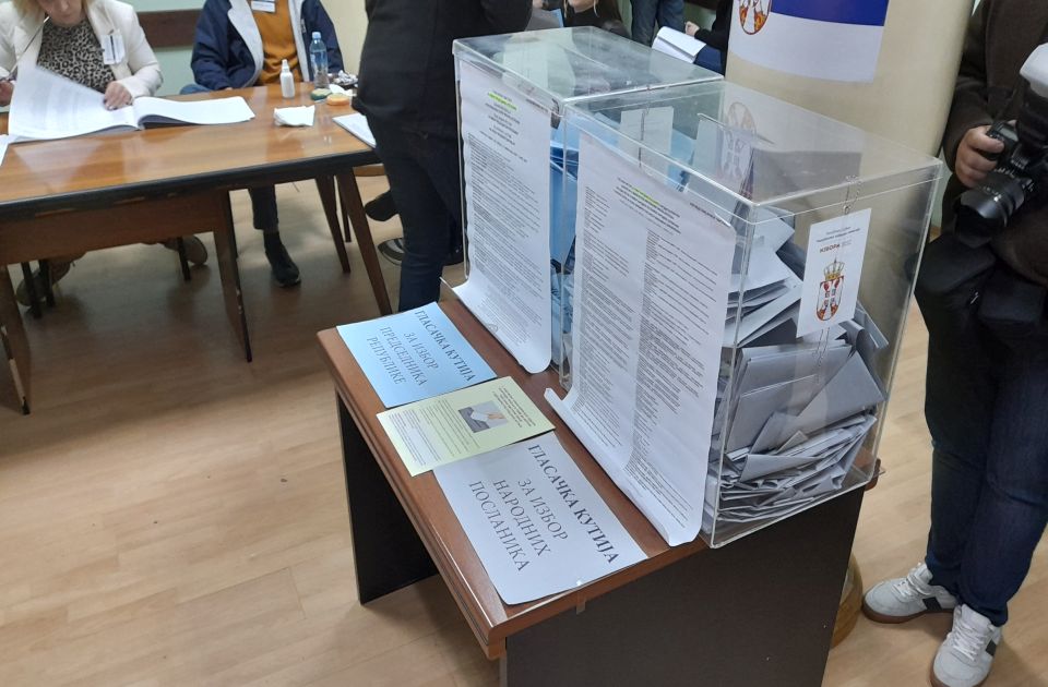 Ujedinjeni za pobedu Srbije: Kontrolor napadnut na biračkom mestu u školi u Kragujevcu