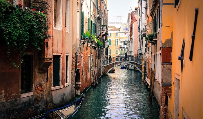 Venecija uvela kazne za prostitutke i za turiste koji se kupaju u kanalima