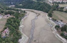 VIDEO: Jezero između Francuske i Švajcarske zbog suše ostalo bez vode, brodovi nasukani na dnu