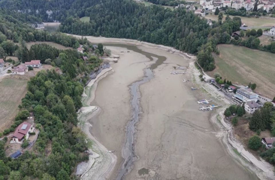VIDEO: Jezero između Francuske i Švajcarske zbog suše ostalo bez vode, brodovi nasukani na dnu