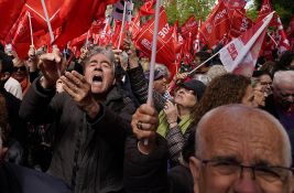 Hiljade pristalica socijalista traže od premijera Španije da ne podnese ostavku